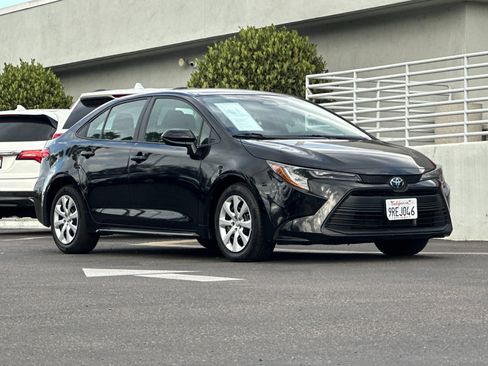 Used 2025 Toyota Corolla LE FWD image 8