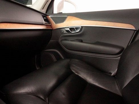 Certified 2022 Volvo XC90 T6 Momentum w/ Protection Package image 59