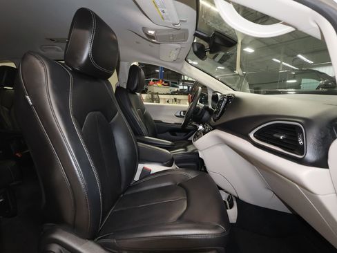 Used 2024 Chrysler Pacifica Touring-L image 24