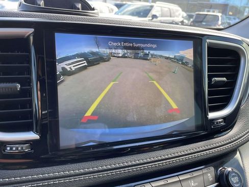 Used 2022 Chrysler Pacifica Touring-L image 15