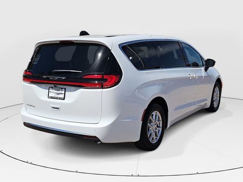 New 2027 Chrysler Pacifica Select FWD image 3