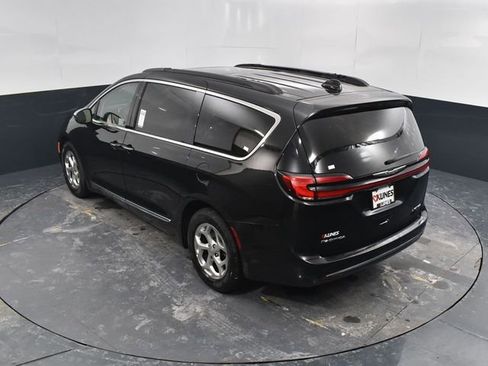 Used 2023 Chrysler Pacifica Limited FWD image 44