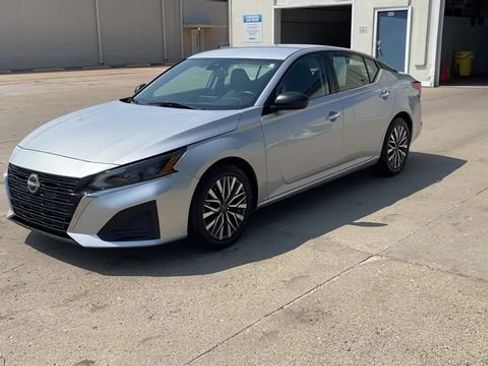 Used 2024 Nissan Altima 2.5 SV FWD image 4