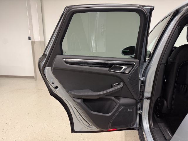 Certified 2026 Porsche Macan AWD/4WD image 32