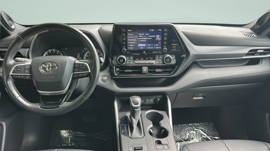 Used 2022 Toyota Highlander XSE FWD image 13