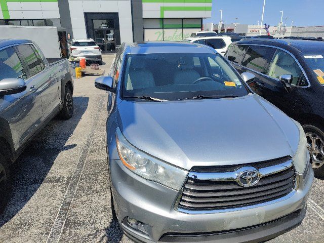 Used 2014 Toyota Highlander XLE FWD image 13