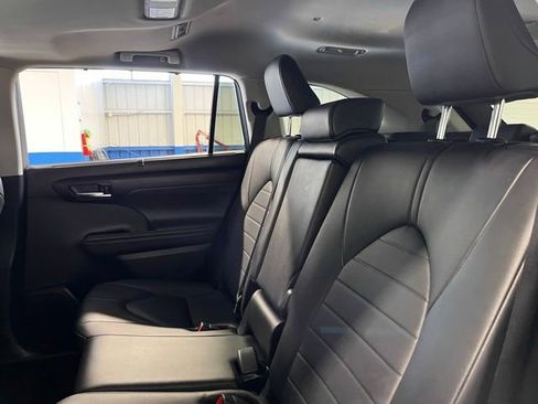 Used 2024 Toyota Highlander XLE AWD/4WD image 18