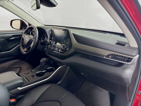 Certified 2022 Toyota Highlander XLE image 29