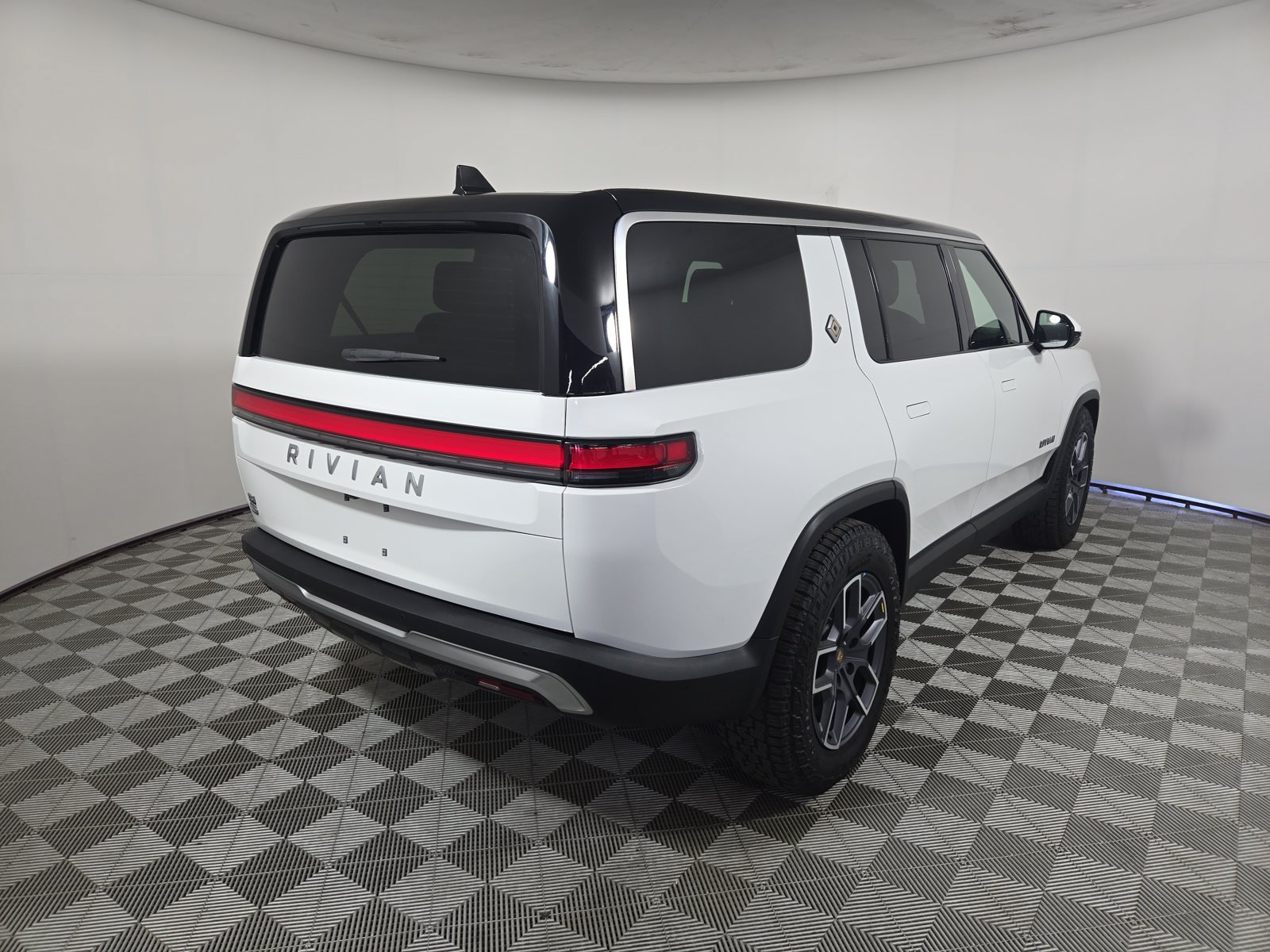 Used 2025 Rivian R1S Adventure Dual AWD/4WD image 5