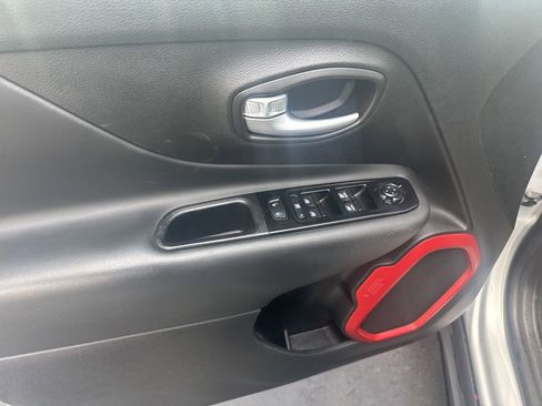 Used 2020 Jeep Renegade Trailhawk w/ Cold Weather Group AWD/4WD image 11