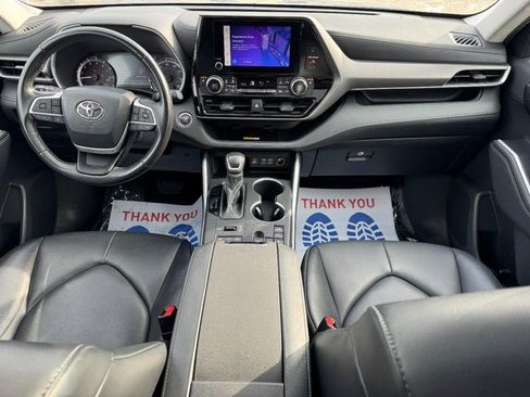 Used 2023 Toyota Highlander XLE image 12