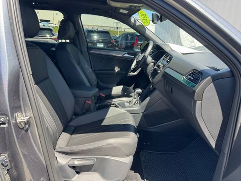 Certified 2023 Volkswagen Tiguan SE R-Line FWD image 32
