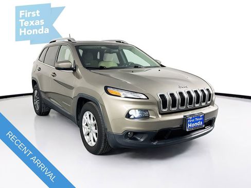 Used 2017 Jeep Cherokee Latitude w/ Comfort/Convenience Group image 1