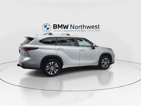 Used 2024 Toyota Highlander XLE AWD/4WD image 4