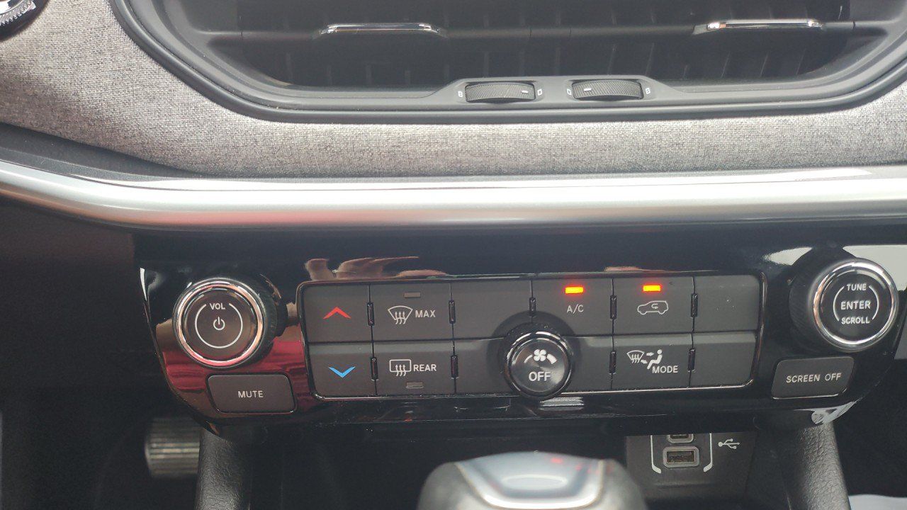 Used 2024 Jeep Compass Latitude AWD/4WD image 19