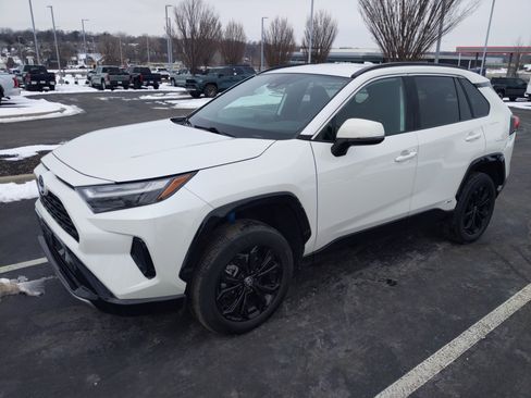 Used 2022 Toyota RAV4 SE image 5