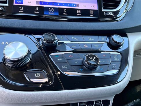 Used 2023 Chrysler Pacifica Touring-L FWD image 33
