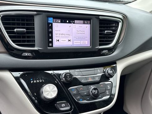 Used 2022 Chrysler Voyager LX FWD image 37