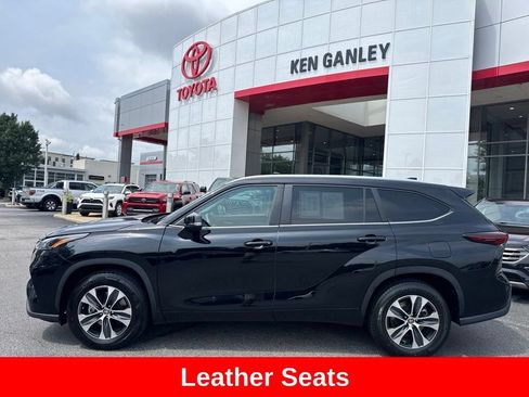 Used 2024 Toyota Highlander XLE FWD image 3