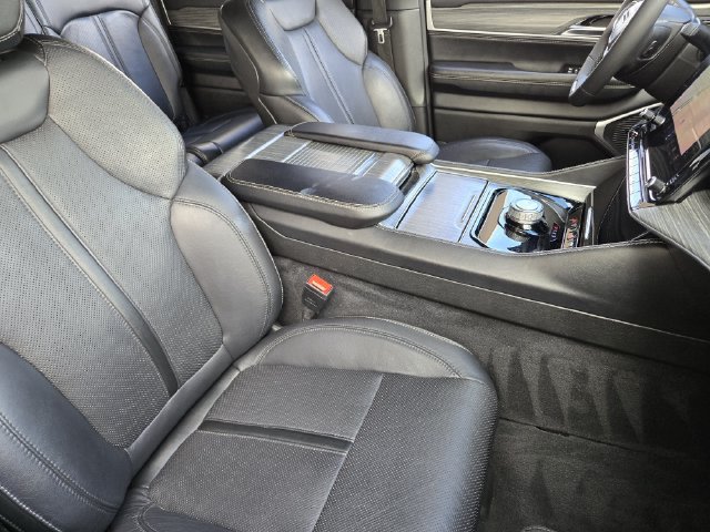 Used 2024 Jeep Wagoneer L Series II RWD image 14