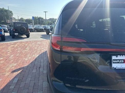 Used 2025 Chrysler Pacifica Limited FWD image 10