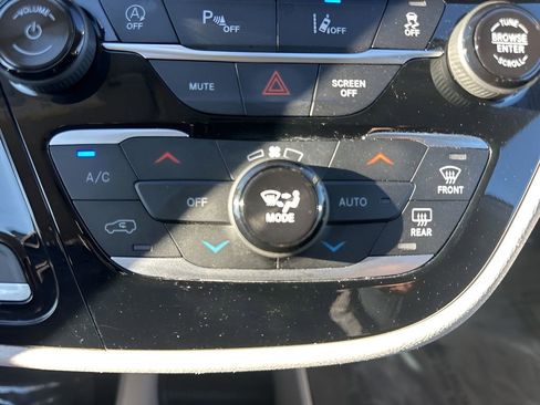 Used 2024 Chrysler Pacifica Touring-L image 20