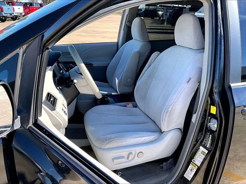 Used 2011 Toyota Sienna LE image 8