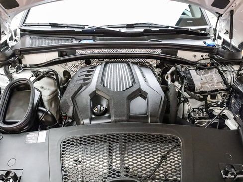 Certified 2025 Porsche Macan image 32
