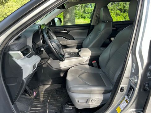 Used 2021 Toyota Highlander XLE FWD image 15