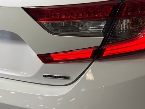Used 2018 Honda Accord Touring image 6