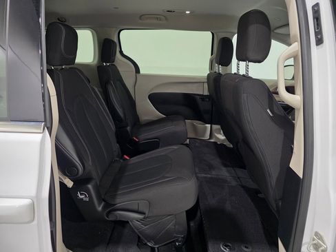 Used 2022 Chrysler Voyager LX image 26