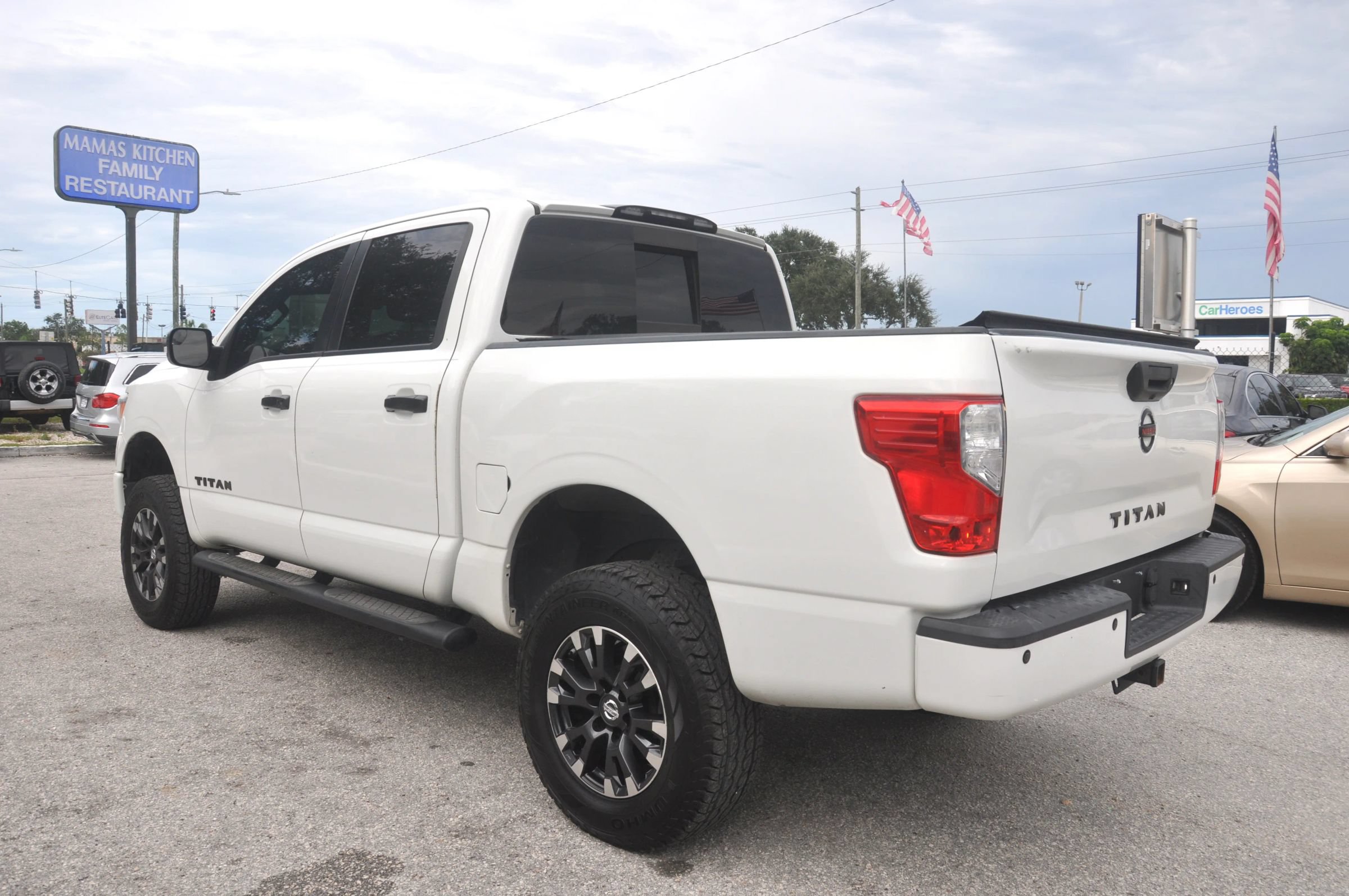 Used 2018 Nissan Titan SV w/ SV Convenience Package RWD image 22