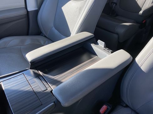 Used 2021 Toyota Sienna Limited image 46