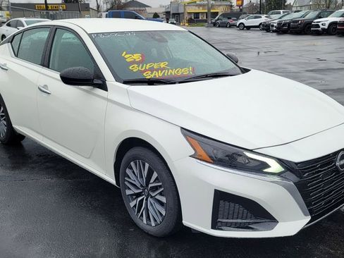 Used 2025 Nissan Altima 2.5 SV image 2