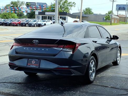 Used 2022 Hyundai Elantra SE FWD image 4