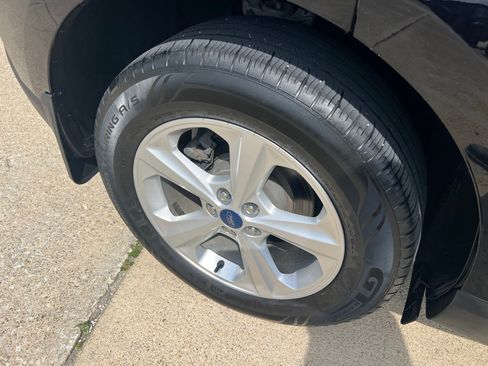 Used 2019 Ford Edge SE FWD image 3