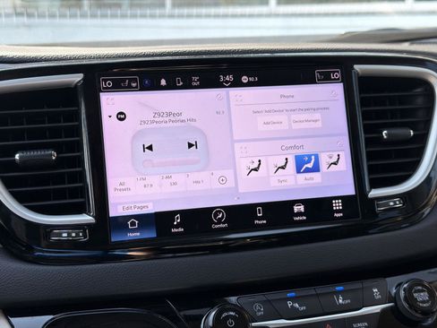 Used 2024 Chrysler Pacifica Touring-L FWD image 26
