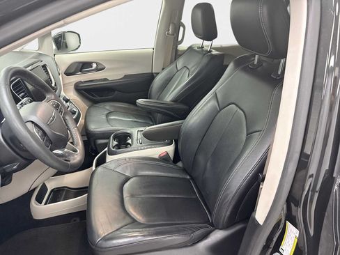 Used 2022 Chrysler Pacifica Touring-L FWD image 13