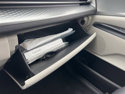 Used 2022 Kia Carnival LX image 19