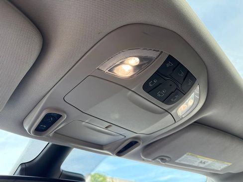 Used 2023 Chrysler Pacifica Limited FWD image 12