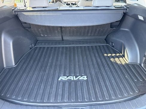 Used 2019 Toyota RAV4 Limited image 16