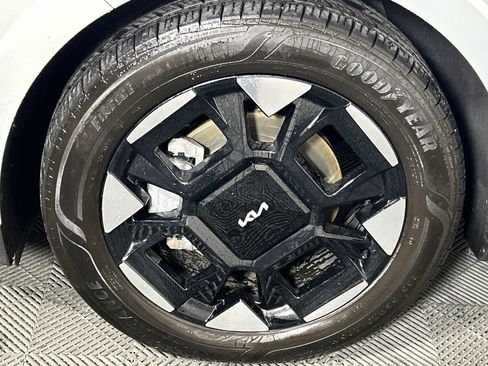 Used 2025 Kia Carnival EX image 9