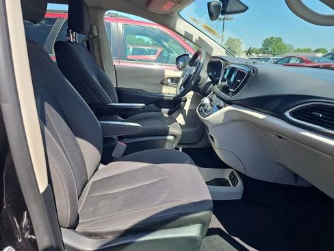 Used 2017 Chrysler Pacifica Touring w/ Tire & Wheel Group FWD image 6
