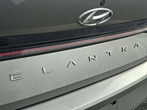 Used 2022 Hyundai Elantra Limited image 12