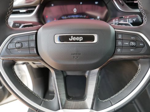 Used 2023 Jeep Grand Cherokee Limited AWD/4WD image 25