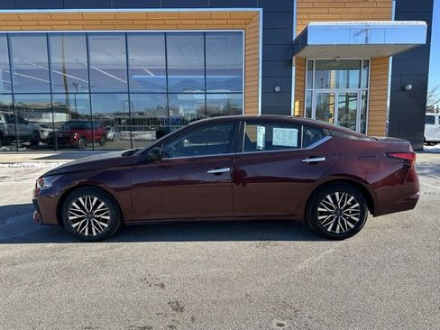 Used 2024 Nissan Altima 2.5 SV image 9