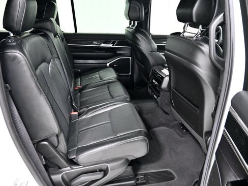 Used 2022 Jeep Wagoneer Series III AWD/4WD image 30