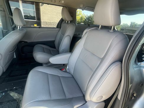 Used 2019 Toyota Sienna XLE image 9