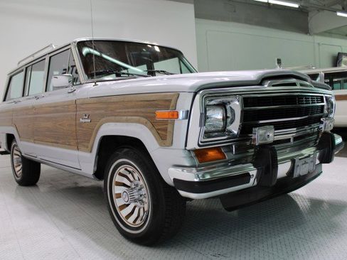 Used 1986 Jeep Grand Wagoneer image 10