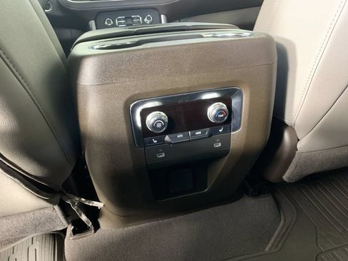 Used 2024 GMC Yukon SLT w/ SLT Luxury Package AWD/4WD image 33